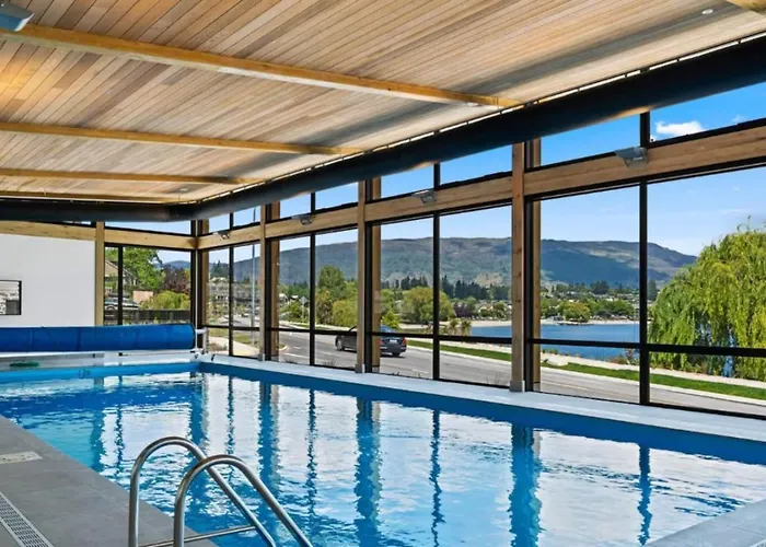 Azure Luxe Lakeside Retreat With Pool, And Gym Apartment *