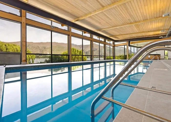 Apartment Azure Luxe Lakeside Retreat With Pool, And Gym *