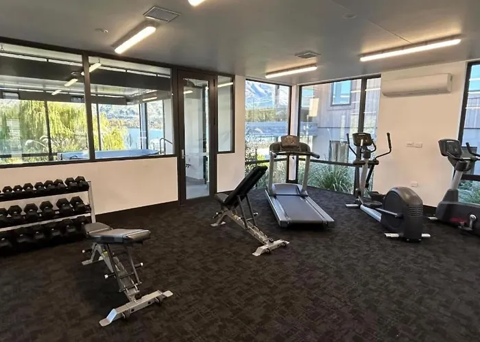 Apartment Azure Luxe Lakeside Retreat With Pool, And Gym Wanaka