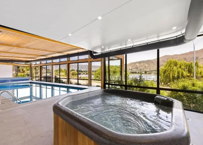 Azure Luxe Lakeside Retreat With Pool, And Gym Wanaka