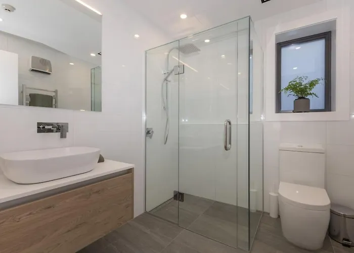 Apartment Azure Luxe Lakeside Retreat With Pool, And Gym Wanaka