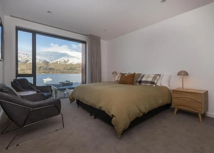 Azure Luxe Lakeside Retreat With Pool, And Gym Wanaka