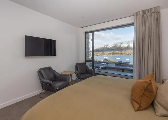 Apartment Azure Luxe Lakeside Retreat With Pool, And Gym Wanaka