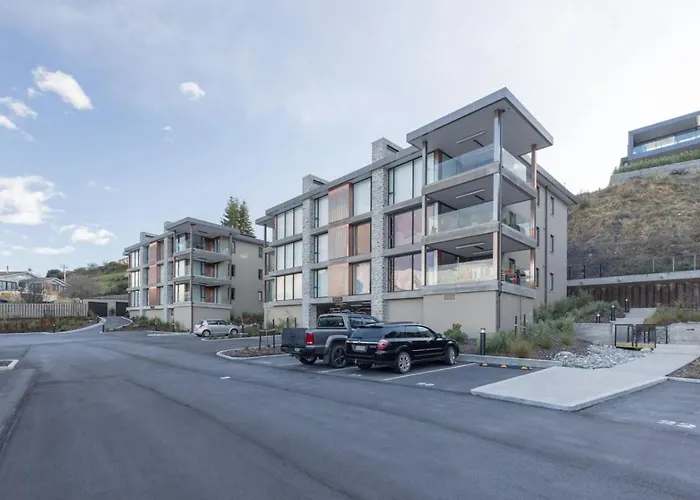 Apartment Azure Luxe Lakeside Retreat With Pool, And Gym Wanaka