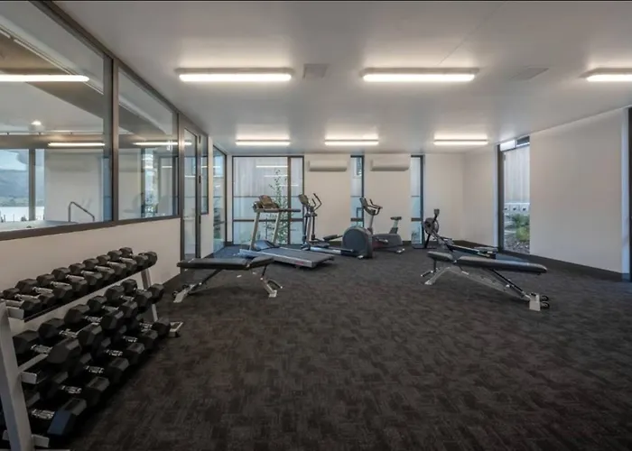Azure Luxe Lakeside Retreat With Pool, And Gym * Wanaka