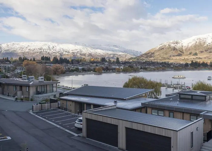 Azure Luxe Lakeside Retreat With Pool, And Gym Apartment
