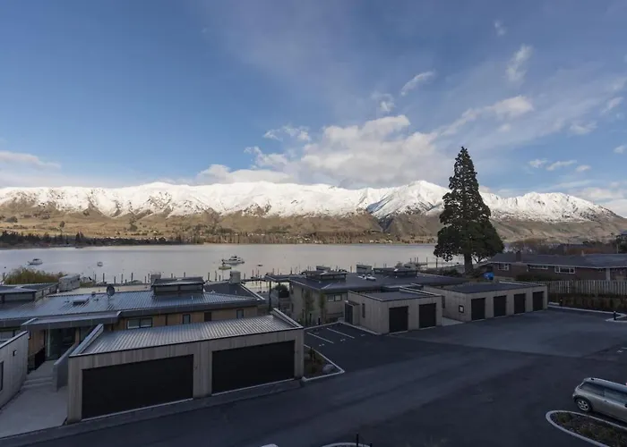 Azure Luxe Lakeside Retreat With Pool, And Gym