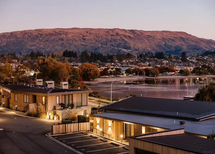 Azure Luxe Lakeside Retreat With Pool, And Gym Apartment *