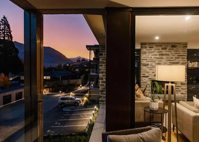 Azure Luxe Lakeside Retreat With Pool, And Gym * Wanaka