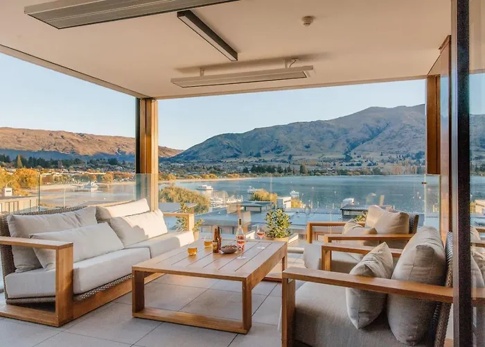 Azure Luxe Lakeside Retreat With Pool, And Gym Wanaka
