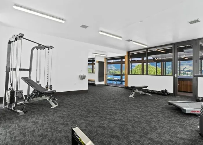 Apartment Azure Luxe Lakeside Retreat With Pool, And Gym