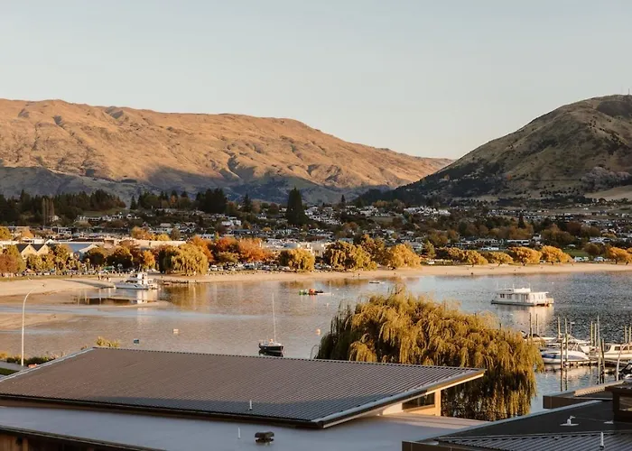 Azure Luxe Lakeside Retreat With Pool, And Gym * Wanaka
