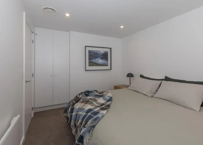 Azure Luxe Lakeside Retreat With Pool, And Gym Apartment