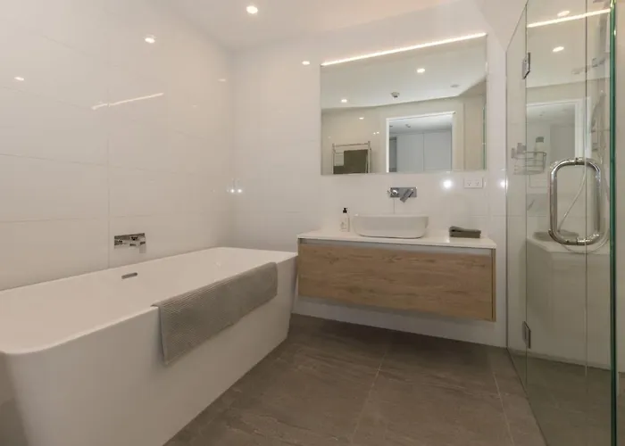 Azure Luxe Lakeside Retreat With Pool, And Gym Apartment *