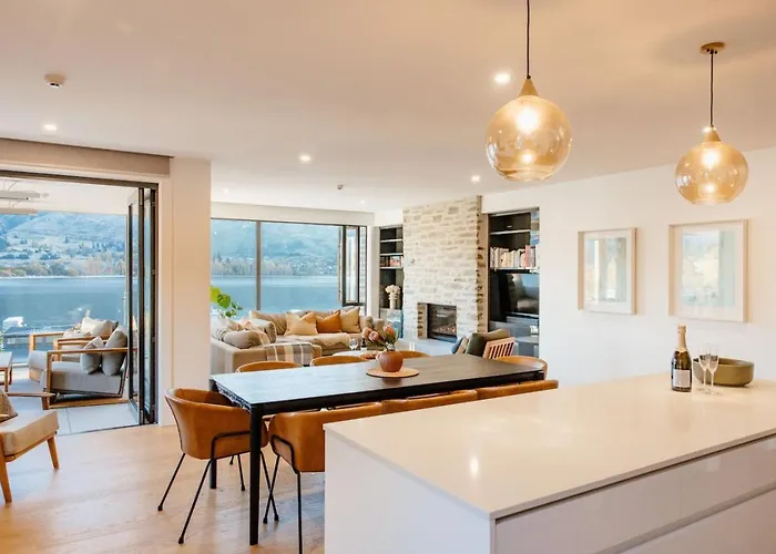 Apartment Azure Luxe Lakeside Retreat With Pool, And Gym Wanaka