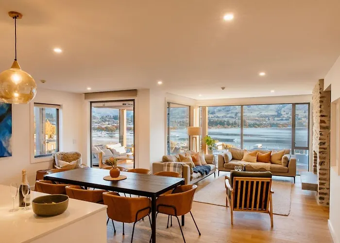 Azure Luxe Lakeside Retreat With Pool, And Gym *