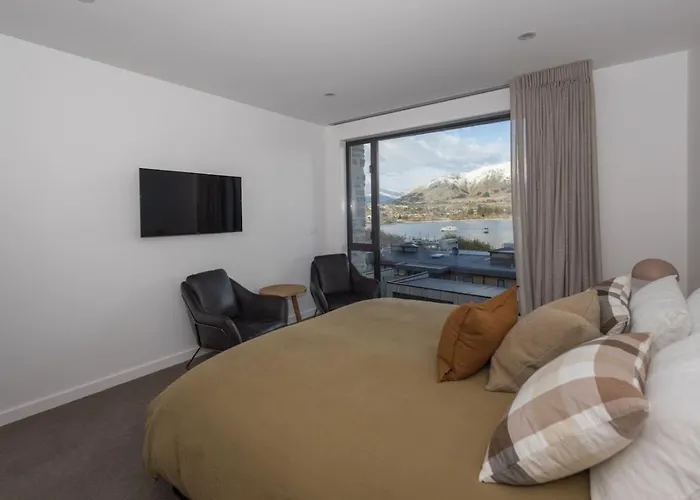 Azure Luxe Lakeside Retreat With Pool, And Gym * Wanaka
