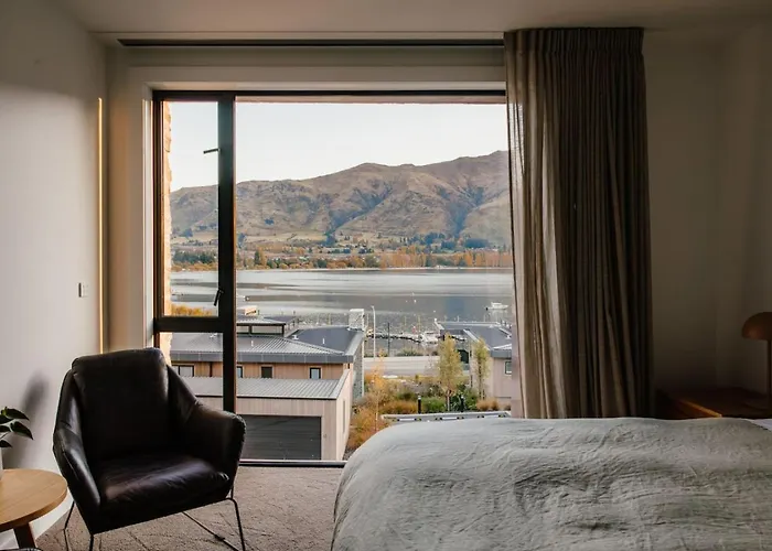Apartment Azure Luxe Lakeside Retreat With Pool, And Gym Wanaka